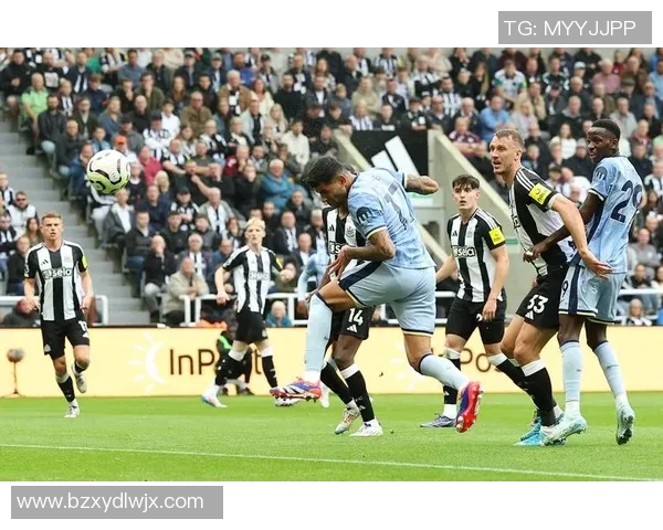 英超精彩对决巴萨与曼城战成平局乌龙球引发全场狂欢