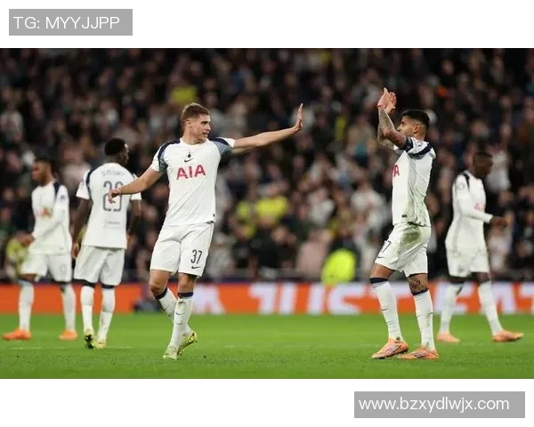 欧联杯精彩对决拜仁凭乌龙球险胜热刺引发全场热潮